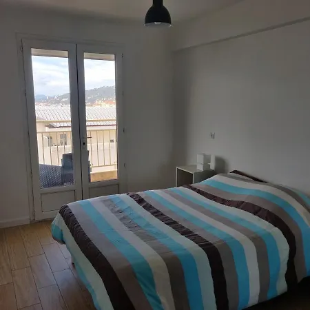 3 Pièces Près Des Plages De Avec Parking Appartamento